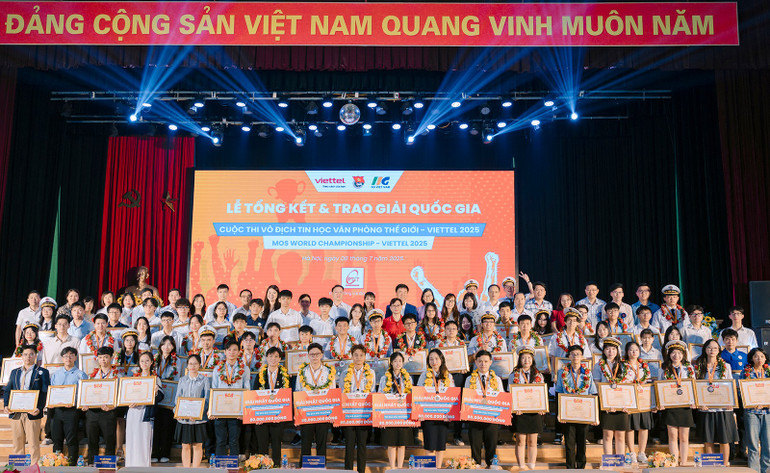 Các thí sinh xuất sắc chụp ảnh lưu niệm cùng Ban tổ chức và đại diện các bộ, ngành liên quan. dsc00965.jpg