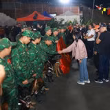 Tổng thống lâm thời Venezuela Delcy Rodriguez thăm hỏi Đoàn cứu nạn, cứu hộ Việt Nam. (Ảnh: TTXVN)