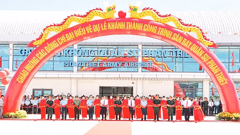 Sân bay quân sự Phan Thiết đưa vào hoạt động, tạo thế trận quốc phòngan ninh vững mạnh, góp phần phát triển kinh tế-xã hội.
