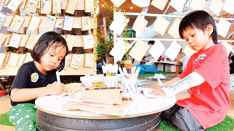 Các em nhỏ thỏa sức sáng tạo với giấy.