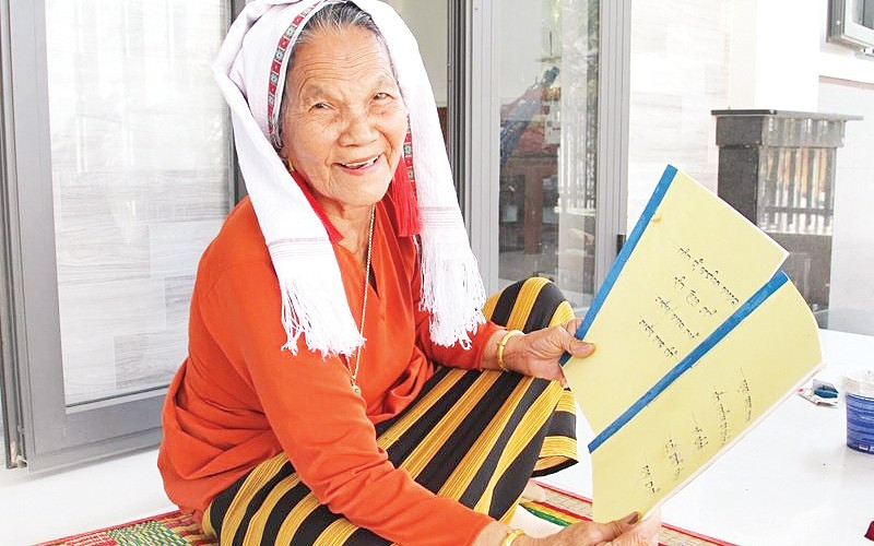Bà Châu Thị Đông giới thiệu các tác phẩm nghệ thuật Ariya do bà sưu tầm và đóng tập làm tài liệu trình diễn và truyền dạy cho con cháu trong tộc họ văn hóa dân tộc mình.