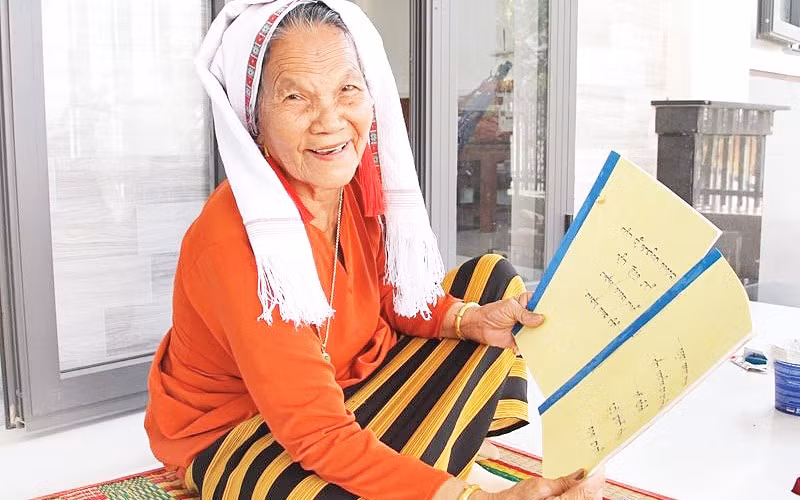 Bà Châu Thị Đông giới thiệu các tác phẩm nghệ thuật Ariya do bà sưu tầm và đóng tập làm tài liệu trình diễn và truyền dạy cho con cháu trong tộc họ văn hóa dân tộc mình.