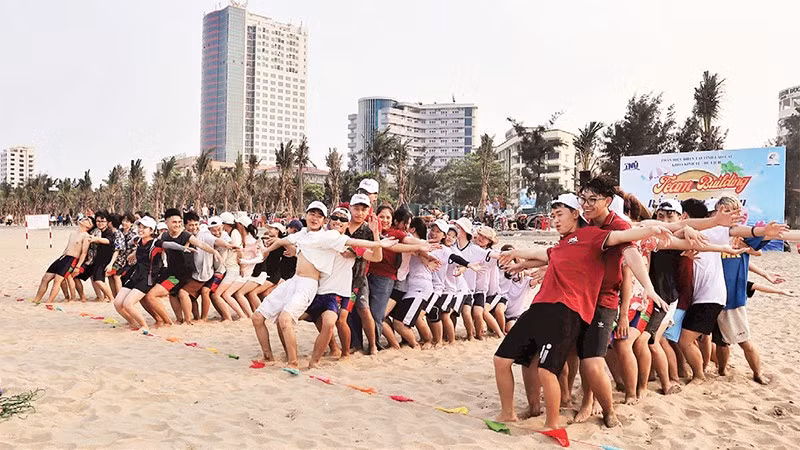 Những nhóm khách đầu tiên đến với phố biển Cửa Lò mùa du lịch 2026.