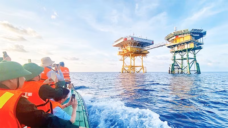 Đến thăm cán bộ, chiến sĩ công tác trên Nhà giàn DK1.