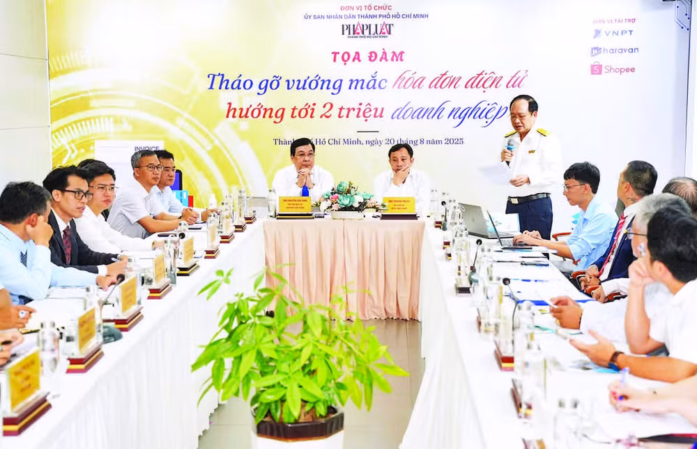 Quang cảnh Tọa đàm “Tháo gỡ vướng mắc hóa đơn điện tử, hướng tới 2 triệu doanh nghiệp”.