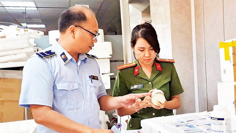 Lực lượng chức năng kiểm tra hàng hóa trên địa bàn Hà Nội.