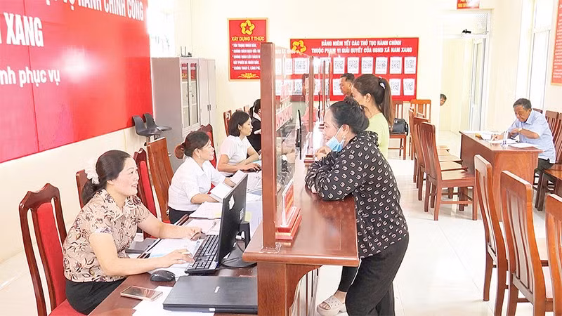 Cán bộ, công chức xã hướng dẫn người dân thực hiện các thao tác nộp hồ sơ trực tuyến tại Trung tâm Phục vụ hành chính công.