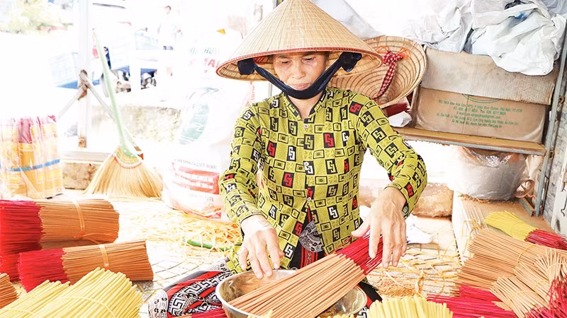 Làng nghề se nhang Bình Đức tất bật cuối năm.