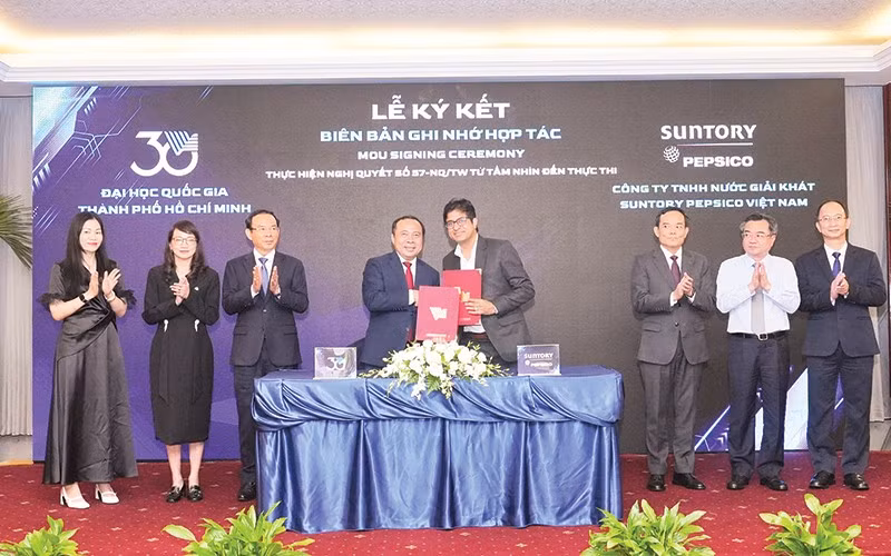 Đại học Quốc gia Thành phố Hồ Chí Minh ký kết biên bản hợp tác với doanh nghiệp. (Ảnh CTV)
