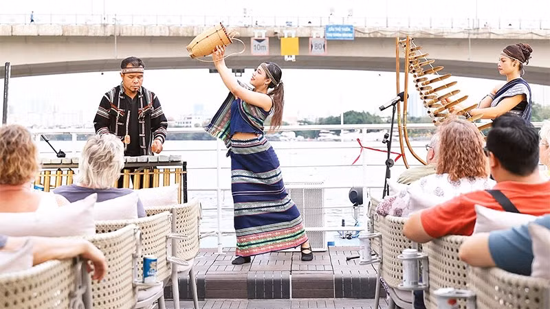 Nhóm Liang tơngai biểu diễn tại chuyến tàu trên sông Sài Gòn tạo ấn tượng đẹp với du khách quốc tế.