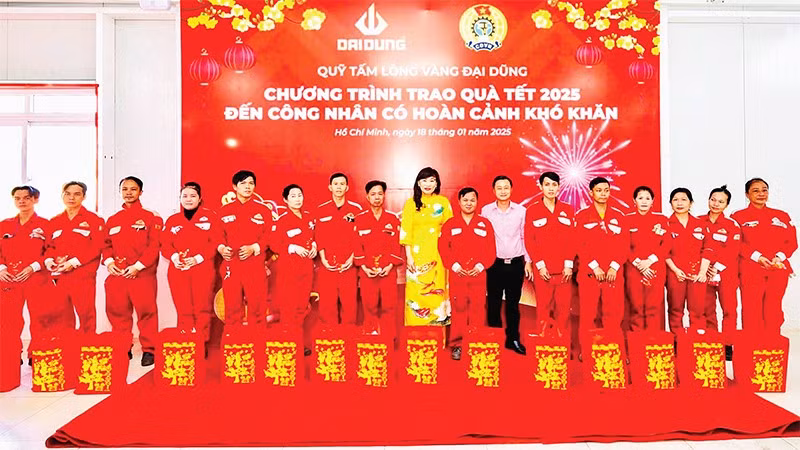 Công ty Cơ khí-Xây dựng-Thương mại Đại Dũng trao quà Tết tặng người lao động hoàn cảnh khó khăn.
