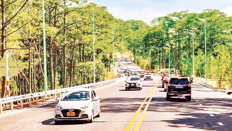 Lâm Đồng chủ động nâng cấp hệ thống giao thông đường bộ, bảo đảm thuận lợi cho du khách trong thời gian sân bay Liên Khương tạm đóng cửa.