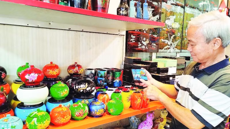 Sản phẩm sơn mài được sản xuất tại Công ty trách nhiệm hữu hạn một thành viên Sơn mài mỹ nghệ Tư Bốn.