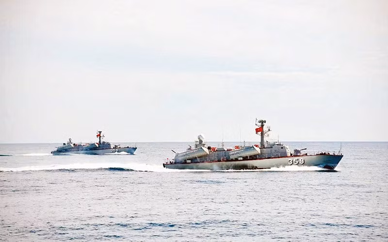 Biên đội Tàu Lữ đoàn 172, Vùng 3 Hải quân thực hiện nhiệm vụ trên biển.
