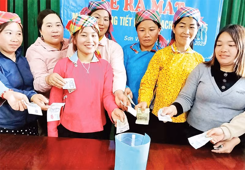 Hội viên Phụ nữ xã Sơn Vĩ tham gia quyên góp “Ống tiết kiệm 3 sạch”.