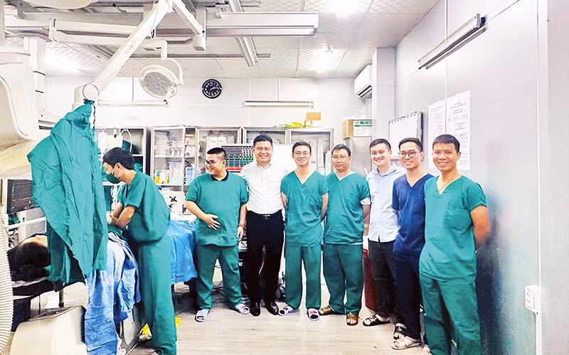 Bệnh viện Trung ương Quân đội 103 hỗ trợ chuyển giao kỹ thuật thăm dò đốt điện sinh lý cho Bệnh viện Đa khoa khu vực miền núi phía bắc Quảng Nam.