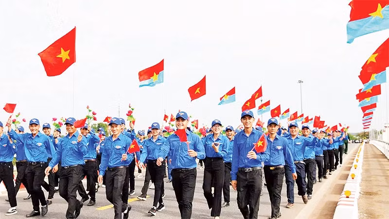 Tuổi trẻ đất nước trong những ngày tháng tư lịch sử ở Di tích quốc gia đặc biệt Đôi bờ Hiền Lương-Bến Hải.