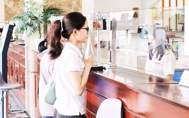 Người dân làm thủ tục tại Chi cục Thuế khu vực II, phường An Phú, thành phố Thủ Đức. (Ảnh THẾ ANH)