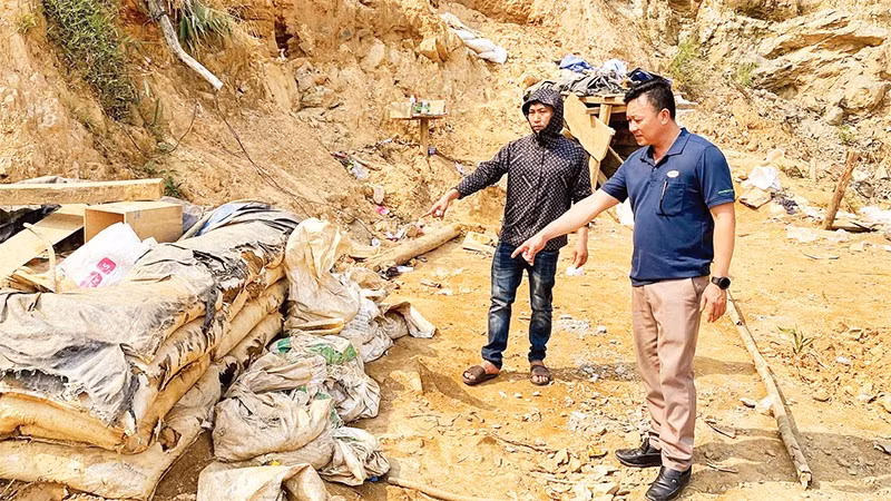 Hiện trường các đối tượng khai thác vàng trái phép để lại.