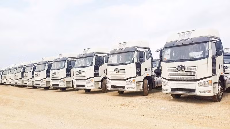 Ô-tô nhập khẩu qua Cửa khẩu quốc tế Tà Lùng, xã Phục Hòa.