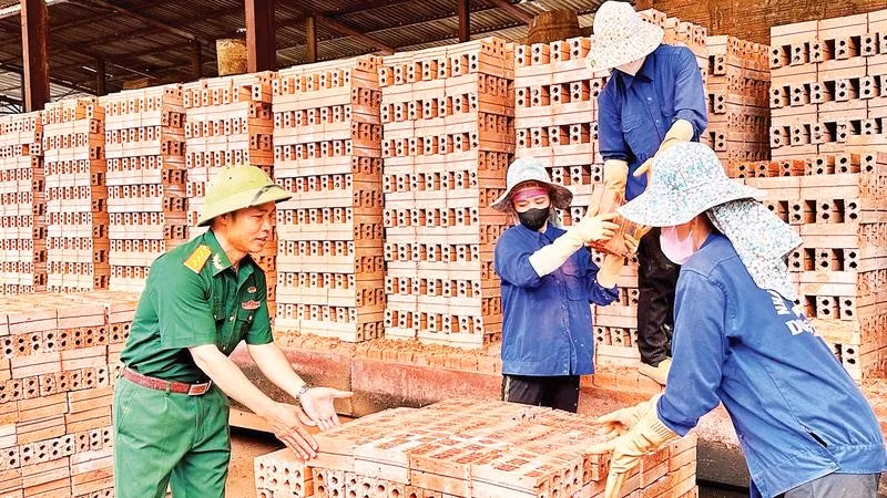 Cựu chiến binh Lưu Công Ruyên (bên trái) nỗ lực vươn lên tạo dựng mô hình phát triển kinh tế cho gia đình và duy trì việc làm thường xuyên lao động là con em hội viên cựu chiến binh, nhân dân địa phương. 