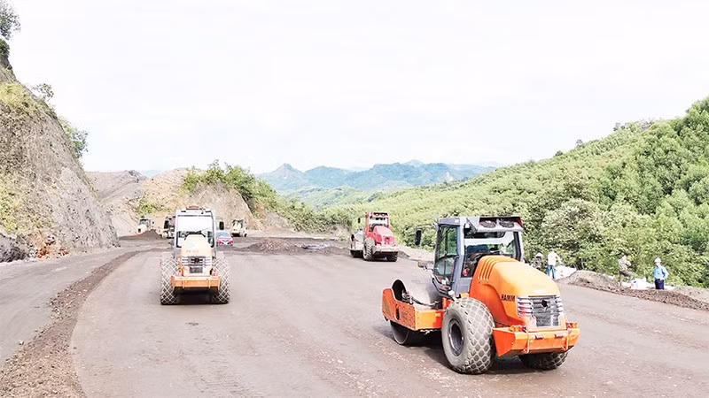 Các đơn vị thi công huy động tối đa nhân lực, máy móc để thi công tuyến đường cao tốc Tuyên Quang-Hà Giang.