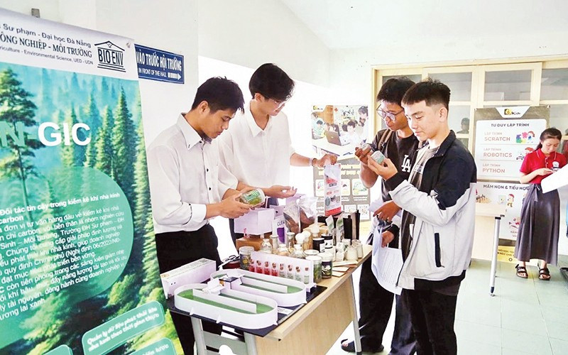 Sinh viên giới thiệu sản phẩm khởi nghiệp tại khu vực triển lãm. (Ảnh THANH HOA) tin-c-2.jpg