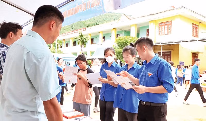 Tỉnh Tuyên Quang thường xuyên tổ chức các phiên giao dịch việc làm, hỗ trợ tư vấn cho người lao động có nhu cầu đi làm việc theo hợp đồng.