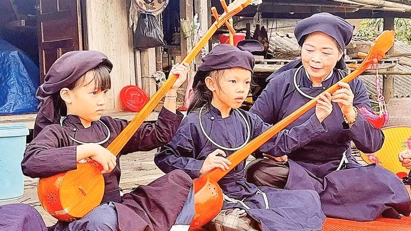Nghệ nhân dân gian truyền dạy hát Then cho trẻ nhỏ tại xã Văn Lang. 