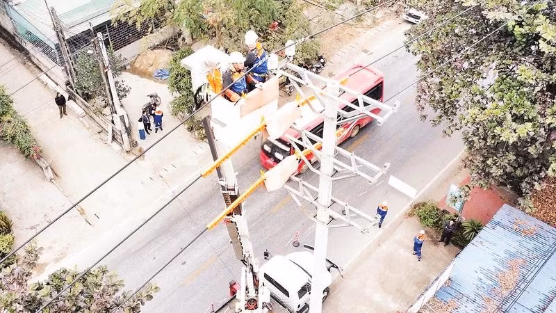 Cán bộ Đội sửa chữa Hotline Công ty Điện lực Tuyên Quang ứng dụng công nghệ sửa chữa không cần cắt điện trên lưới điện 22 kV. 
