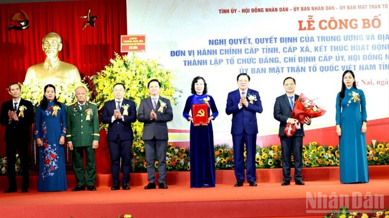 Đồng chí Phan Đình Trạc trao quyết định thành lập Ủy ban Mặt trận Tổ quốc Việt Nam tỉnh. ndo_br_7-resize-9954.jpg