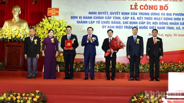 Đồng chí Phan Đình Trạc trao quyết định của Ban Bí thư chỉ định Ủy ban Kiểm tra, Chủ nhiệm, Phó Chủ nhiệm Ủy ban Kiểm tra Tỉnh ủy Đồng Nai. ndo_br_3-resize-9499.jpg