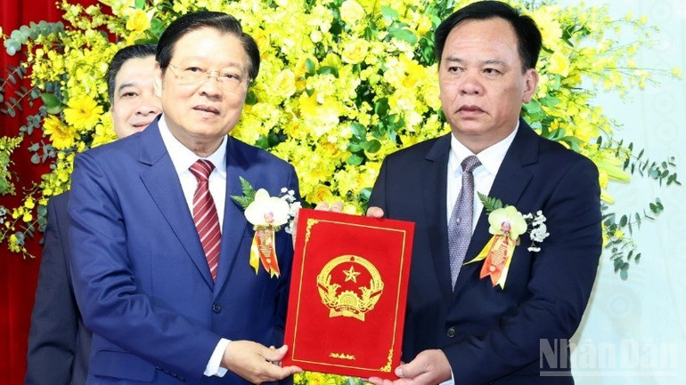 Đồng chí Phan Đình Trạc trao quyết định của Thủ tướng Chính phủ chỉ định đồng chí Võ Tấn Đức giữ chức Chủ tịch Ủy ban nhân dân tỉnh Đồng Nai. ndo_br_599a7136-resize-7282.jpg
