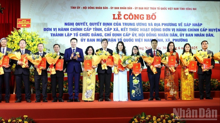 Đồng chí Vũ Hồng Văn, Bí thư Tỉnh ủy, Trưởng Đoàn đại biểu Quốc hội tỉnh Đồng Nai trao quyết định thành lập các Đảng bộ phường, ndo_br_8-resize-4511.jpg