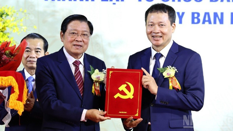 Đồng chí Phan Đình Trạc trao quyết định cho đồng chí Vũ Hồng Văn. ndo_br_2-resize-6257.jpg