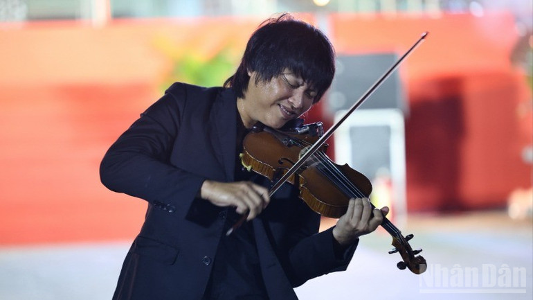 Nghệ sĩ violin Anh Tú biểu diễn tại chương trình. ndo_br_5-resize-5281-343.jpg