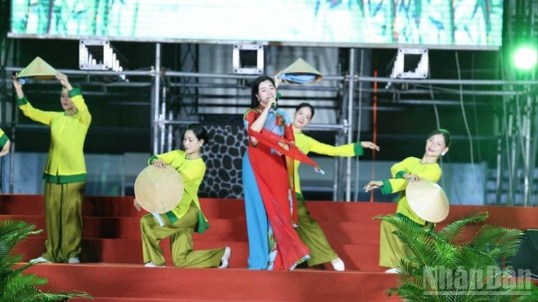Tiết mục Hương tình Đồng Nai do Nghệ sĩ nhân dân Quế Anh và nhóm múa Nhà hát Nghệ thuật Đồng Nai biểu diễn. ndo_br_1-resize-2348-998.jpg
