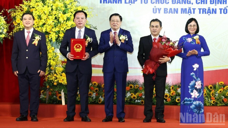 Đồng chí Phan Đình Trạc trao quyết định chỉ định Chủ tịch, Phó Chủ tịch Ủy ban nhân dân tỉnh Đồng Nai. ndo_br_6-resize-3943.jpg