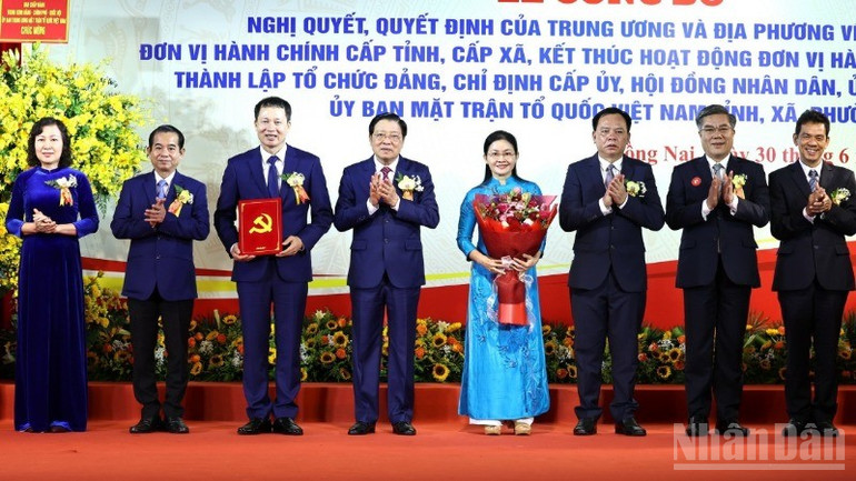 Đồng chí Phan Đình Trạc trao quyết định của Bộ Chính trị thành lập Đảng bộ tỉnh Đồng Nai. ndo_br_66-resize-8080.jpg