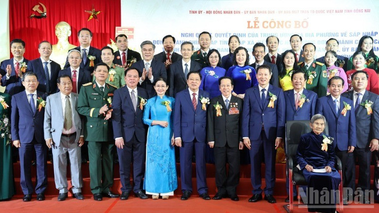 Các đại biểu chụp ảnh lưu niệm. ndo_br_4-resize-4756-2107.jpg