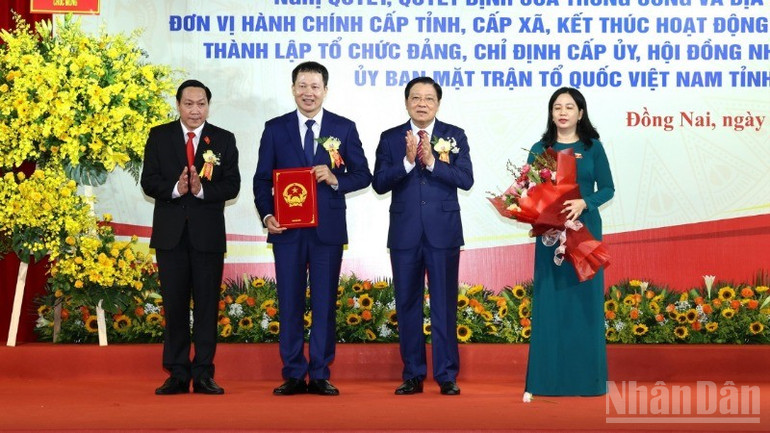 Đồng chí Phan Đình Trạc trao quyết định chỉ định Đoàn đại biểu Quốc hội tỉnh Đồng Nai. ndo_br_4-resize-9885.jpg