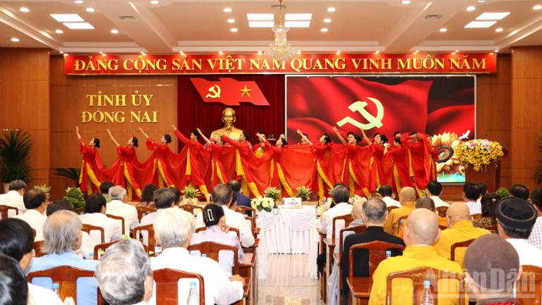 Một tiết mục văn nghệ do các nghệ sĩ Nhà hát Nghệ thuật Đồng Nai biểu diễn. ndo_br_5-resize-9158.jpg