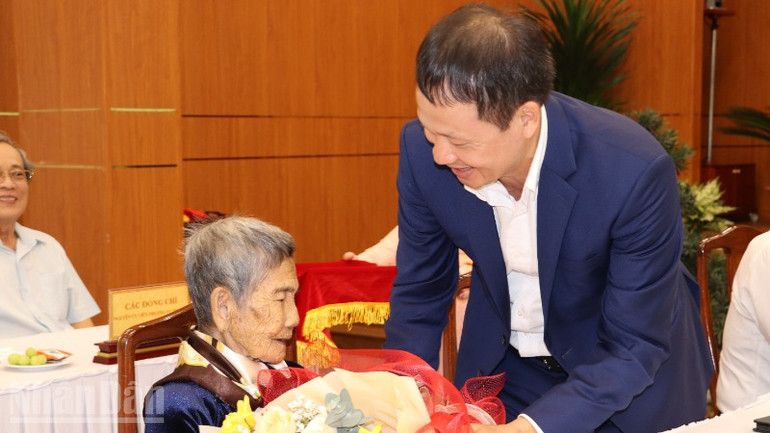 Đồng chí Bí thư Tỉnh ủy Vũ Hồng Văn tặng hoa và quà tri ân Mẹ Việt Nam Anh hùng tại buổi gặp mặt. ndo_bl_img-9218-1693.jpg