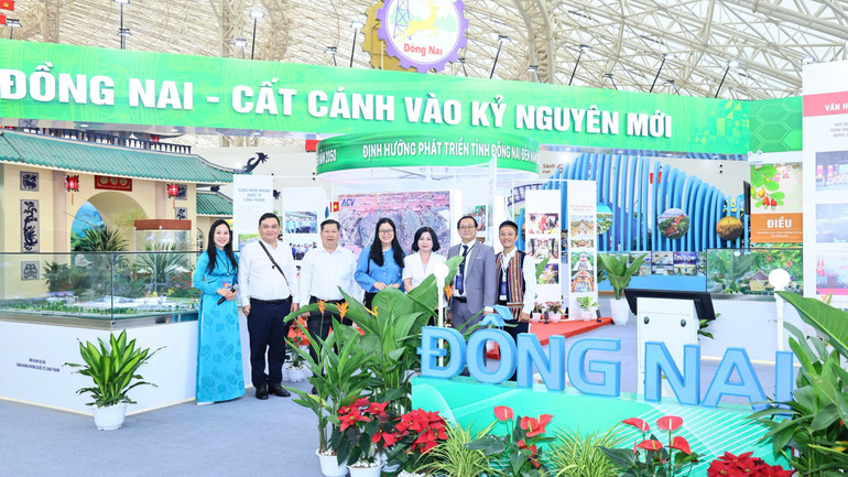 Không gian trưng bày của Đồng Nai với chủ đề "Đồng Nai cất cánh vào kỷ nguyên mới". z6956329065852-4d8ee75c3232bb2ccffff2508c08f642.jpg