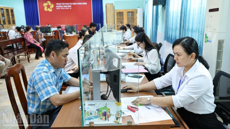 Giải quyết hồ sơ tại Trung tâm phục vụ hành chính công phường Trấn Biên. ndo_bl_599a7590-resize-3352.jpg