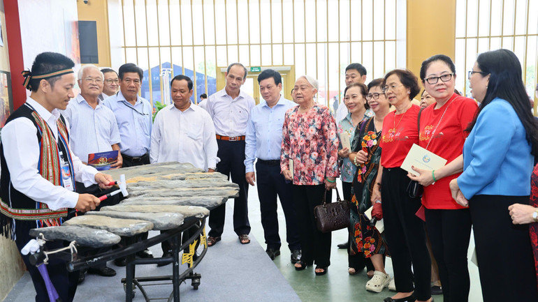Các đại biểu tỉnh Đồng Nai tham quan triển lãm. z6956329099961-4418183e9470b33a6e3ae7f4ec44e201.jpg