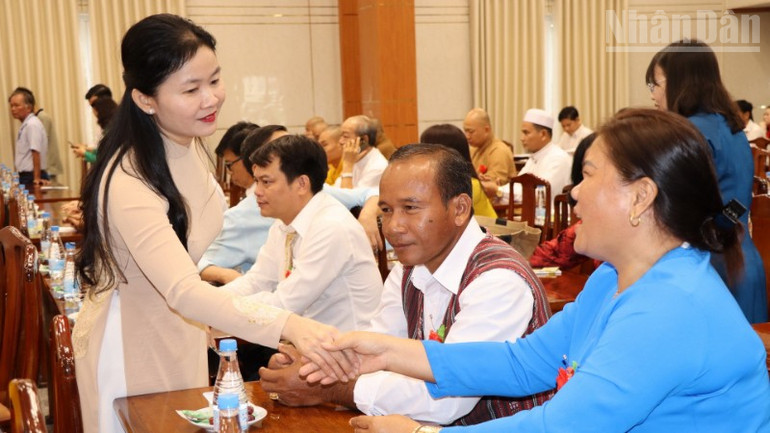 Đồng chí Tôn Ngọc Hạnh với đại biểu tại buổi gặp mặt. ndo_tr_4-resize-417.jpg