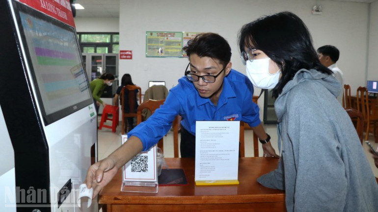 Đoàn viên hỗ trợ người dân đến làm thủ tục hành chính tại Trung tâm phục vụ hành chính công xã Long Thành. ndo_bl_img-6717-resize-6240.jpg