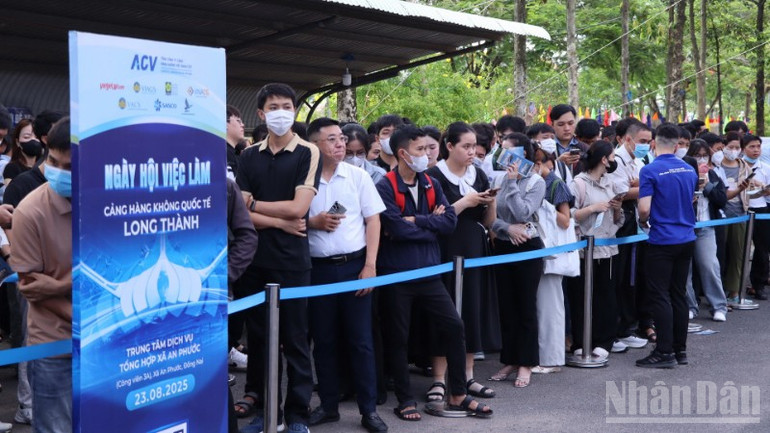 Dòng người xếp hàng đợi vào bên trong Ngày hội việc làm. ndo_br_img-8975-resize-718.jpg