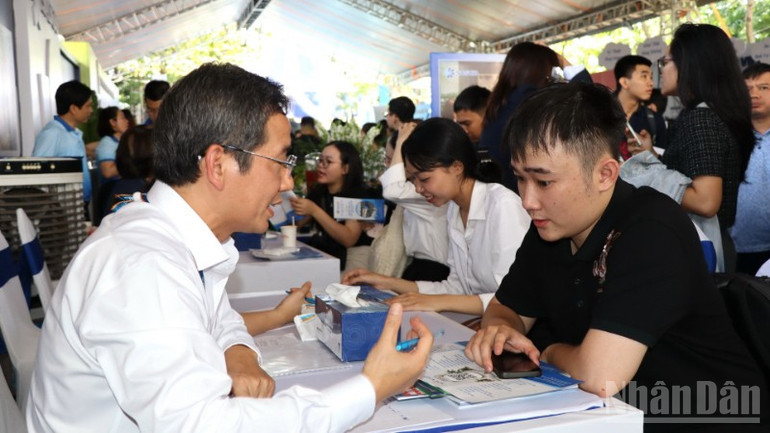 Các doanh nghiệp hàng không tư vấn cho các ứng viên. ndo_br_7-resize-2806.jpg